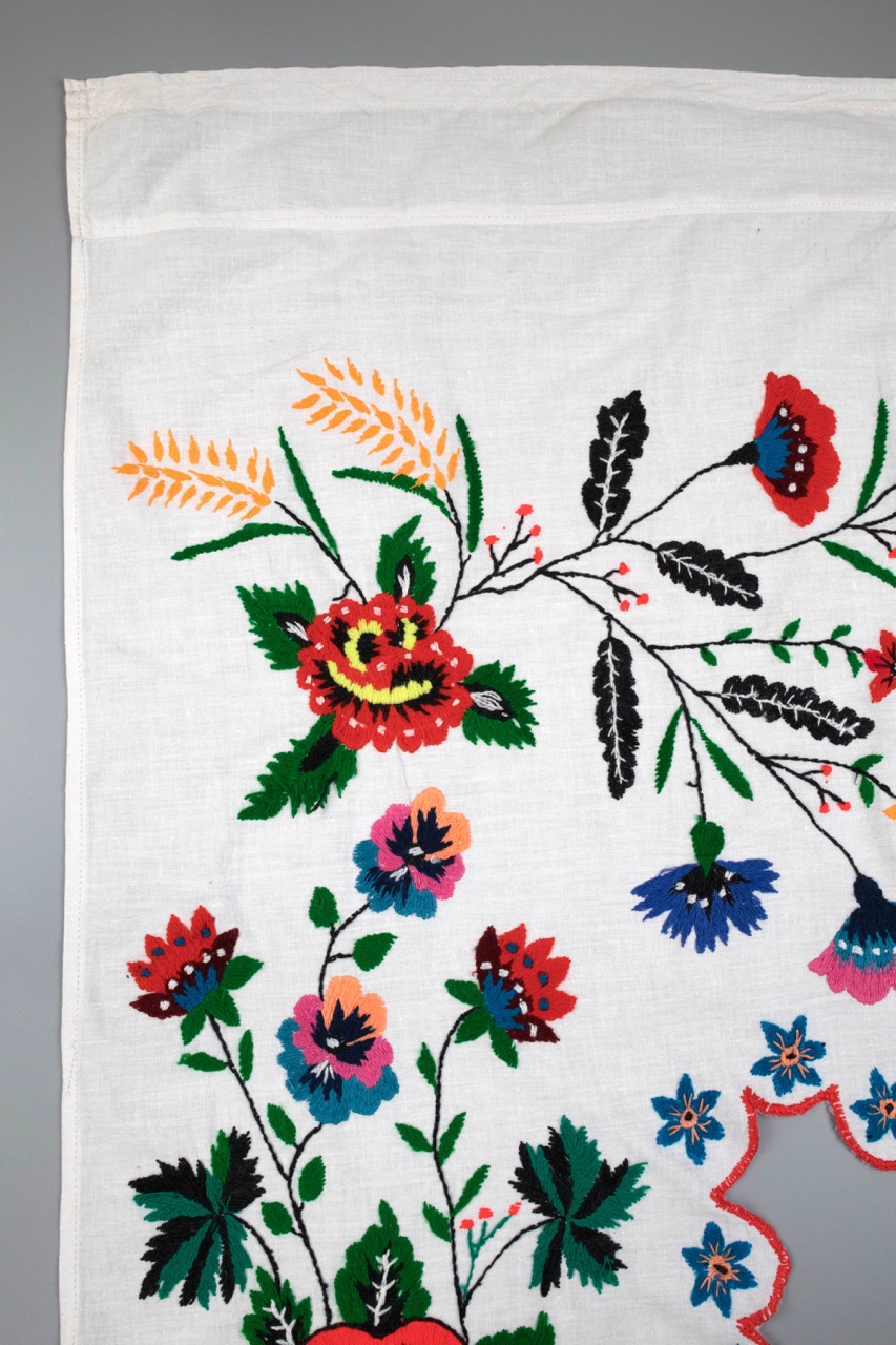 Вишитий божник-завіска